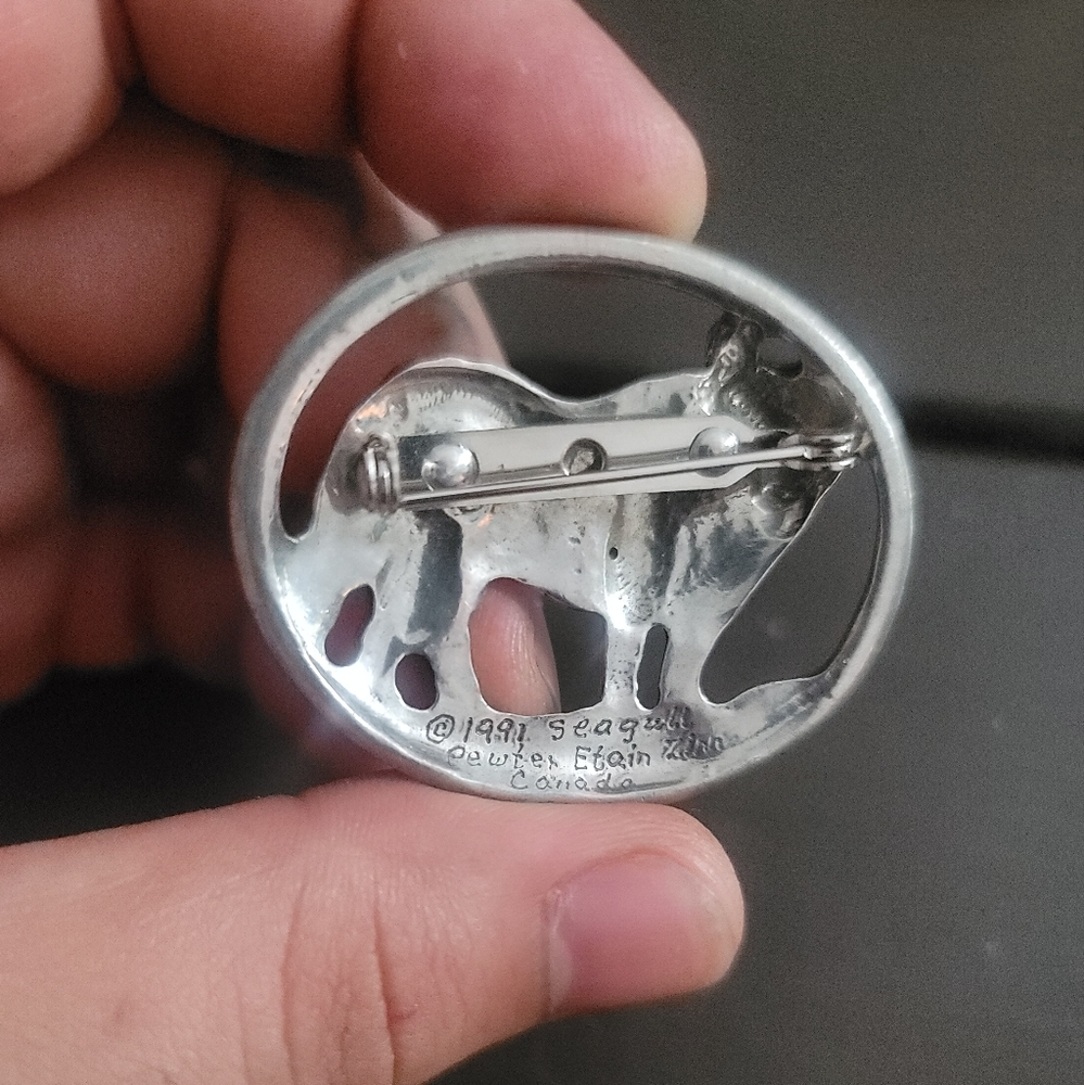 Pewter Wolf pin brooch - Picture 2 of 3